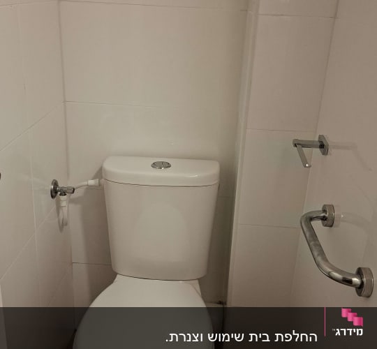 אסלה בחדר שירותים עם אריחים לבנים